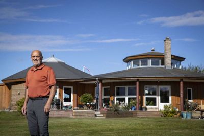 Orla Jensen ved sit hus i Ungstrup, der er udført efter Feng shui-principper. Det nye hamphus i Vium vi få samme form.
