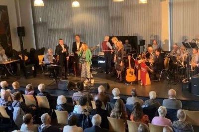 Det var et stort set-up, da Kaya Brüel, Ole Kibsgaard og Old Boys Big Band stillede op med musik til 150 mennesker.