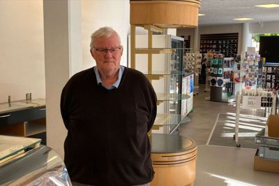 Indretningen af brød-udsalget i Bendix Madsens butik, Mobil-Manden, på Torvet i Bjerringbro er i fuld gang. Der åbnes for salg af brød 5. december. Foto: Niels Frydenlund