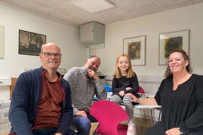 Merle på otte år er hovedperson i denne uges udgave af Kjellerup Kortbølge. Her sammen med podcast-værterne Niels og Rasmus og hendes mor Pia.