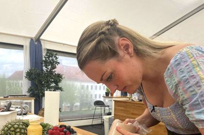 Nanna Georgi savnede sine drenge, da hun lavede kager i program tre. Foto: DR
