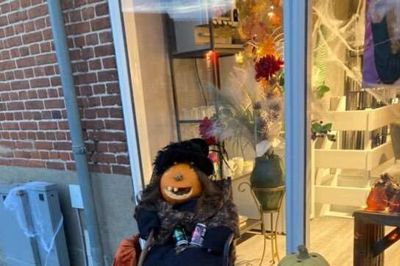 Sidste år var der også halloween i Ans. Her er det Salon Chick, der er pyntet op. Privatfoto