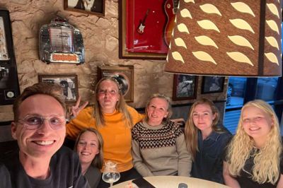 De har et ualmindeligt godt sammenhold på bagedyst-holdet. Her er det på et motel i Randers, hvor deltagerne overnattede mellem optagelserne. Privatfoto