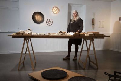 Helle Bovbjerg i udstillingsrummet på museet i Thorning. Udstillingen er holdt helt enkelt og nøjsomt - for også på den måde at illustrere fornemmelse af hede.