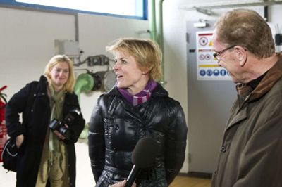 Daværende klima- og energiminster Lykke Friis (V) var for godt 10 siden på besøg i Ans for at se på det daværende søvarme-projekt. På billedet ses også afdøde Carl Lau Jensen, der arbejdede for projektet. Foto: Jens Anker Tvedebrink
