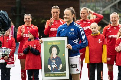 Janni Thomsen modtog et portræt af sig selv i forbindelsen med kåringen. Foto: Marit Hommedal/NTB
