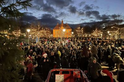 Der var masser af mennesker på Torvet frewdag aften. Foto: Henrik Mortensen