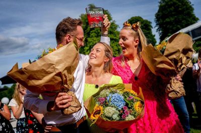 Klaus Andersen vandt bagedyst-trofæet, men Laura Aagaard og Nanna Georgi fra Ans gav ham kamp til stregen. De tre holder kontakten vedlige, og mandag aften er de i Aftenshowet på DR1 sammen. Privatfoto