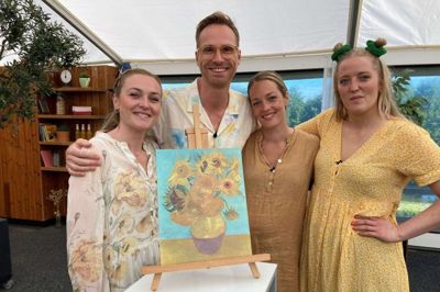 Nanna Georgi var hurtigt henne og trøste Michelle Olsen (tv), da hun ikke havde held med sin kage i den hemmelige udfordring. Michelle røg ud i semifinalen, mens Nanna skal dyste mod Klaus Andersen og Laura Aagaard i finalen, der vises næste lørdag aften. Privatfoto