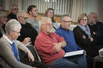 Per Rathke (rød trøje) er med i en arbejdsgruppe, der undersøger mulighederne for fjernvarme. Foto: Martin Ballund