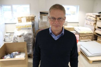 Allan Risbo ved nogle af alle de ting, der snart skal sendes til Kyiv i Ukraine.