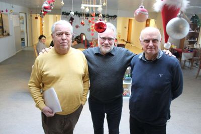 Anders Hartvig sammen med Viggo Thinggaard (tv) og Jens Svenningsen fra AOF i Silkeborg, der kom med 5.000 kroner til julen for ukrainske flygtninge.