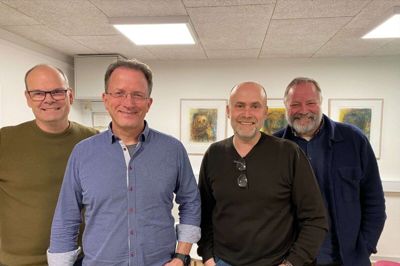 Udveksling af synspunkter i ugens udgave af Kjellerup Kortbølge. Fra venstre er det Niels Frydenlund, Claus Pape (næstformand i Foreningen til nedlæggelse af Tange Sø), Jarl Gorridsen (formand for Forenigen til bevarelse af Tange Sø) og Rasmus Viuff.