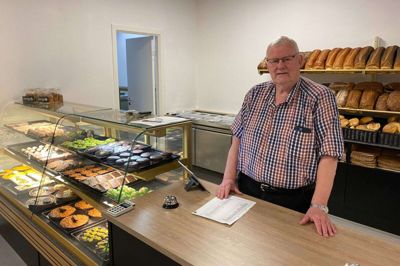 Bendix Madsen står bag den nye bagerbutik i Nørregade, Mobil Bageren. Han ejer også Mobil Manden, der har til huse i samme lokale. Fra morgenstunden stod han klar til at tage imod kunderne i den nye bagerbutik i Bjerringbro.