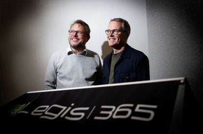 Jesper Byskov (th.) fortæller, at han, Leif Lindås (tv.) og de øvrige partnere hos it-virksomheden Ivision er stolte af at have leveret den kraftige vækst. De forventer og håber, at det forsætter. Foto: Jakob Stigsen Andersen