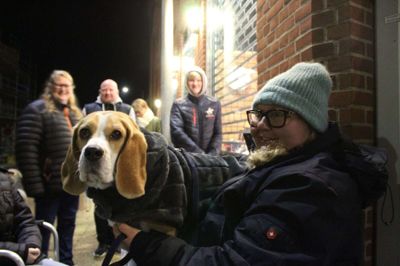 Lene Skov Pedersen og hunden Skipper var forrest i køen foran Kloster Sølv fredag morgen. Foto: Morten Hallstrøm