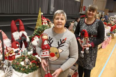 Asta Andersen, 61, fra Duelund og hendes datter, Helle Andersen, 41, fra Haurdal plejer at tage til Ans Idræts- og Kulturcenter til marked. De har masser af gode sager liggende, og laver dekorationer op til markedet. - Vi skal med til markedet i Ans hvert år. Sådan er det bare. Og vi har altid et fint salg, siger Asta Andersen.