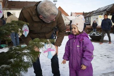 Freja og hendes farfar, Erik Sørensen fra Thorning, fik sat Frejas lyseblå sut fast på suttetræet. Nu er sutten på vej til Grønland.