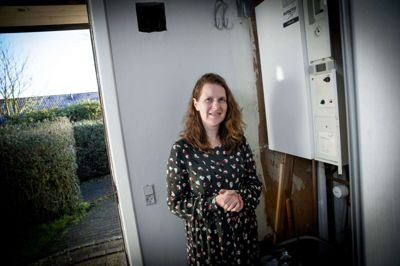 Ulla Lyngsøe håber, at der kommer fjernvarme til Thorning, Og hun har selv været en aktiv del af det indledende arbejde. Den fælles varmeforsyning er på sigt det, der både er billigst og mest stabilt, mener hun. Foto: Jakob Stigsen Andersen