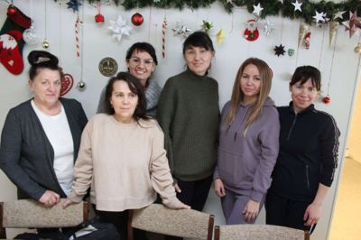 Kvinderne her fra Ukraine og cirka 60 andre flygtninge skal fejre jul sammen på Fuglemosen i Kjellerup