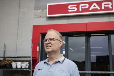 Købmand Jesper Neess Rasmussen fra Spar i Thorning er ramt på omsætningen. Foto: Martin Ballund