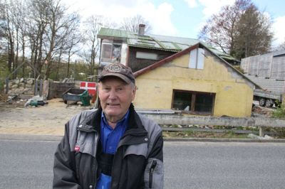 For nogle år siden væltede Svend Lyngbak Elkjær den »gamle rotterede« på Kirkebakken og byggede et nyt hus på stedet. Foto: Rasmus Viuff