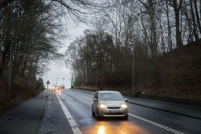 4000 ud af 22.000 gadelamper skal slukkes de næste par måneder rundt i hele kommunen. På Århusvej i Silkeborg skal nogle af gadelamperne slukkes. Det drejer sig blandt andet om gadelamperne her på billedet på bakken ned til Havnen. Foto: Martin Ballund