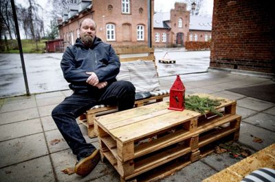 Elevernes ude-hyggeområde ved højskolen er her endnu. Men ellers er der blot Peter Pedersen på skolen mandag formiddag.
