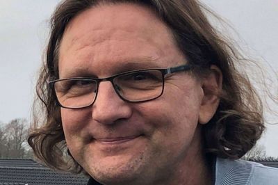 Peter Sig Kristensen, gruppeformand for Enhedslisten. - Det skal kommunen, hvis vi har et formål med det. I bagklogskabens lys skulle vi have taget imod et af de andre og økonomisk bedre tilbud, som vi tidligere har fået på Oustruplund. Jeg kan ikke se formålet med at købe Oustruplund. Hvis vi som kommune må formidle muligheden for køb videre til tidligere interesserede, så kunne det være en mulighed. Det ville være møgærgerligt, hvis bygningen stod og forfaldt.