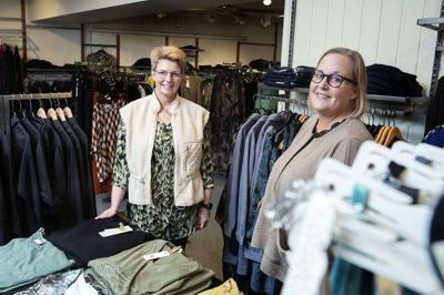 Den 1. marts er der vagtskifte hos Collection i Kjellerup. Den nuværende ejer, Tove Handberg Pedersen (th) fra Silkeborg, har solgt forretningen til Dorte Skovrider.
