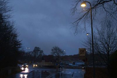 Et flertal i plan- og vejudvalget er klar til blandt andet at tilbagerulle en besparelse på op til én million kroner på gadebelysning. Her står kommunen til at skulle slukke 4000 gadelamper for at spare en million kroner i 2023.- Vi er dog åbne for, at man godt kan slukke for gadebelysningen i industrikvarteren, siger Peter Sig Kristensen. Foto: Martin Ballund