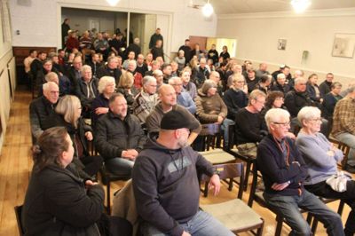 Der var proppet med mennesker i Vinderslev Forsamlingshus, da Kjellerup Fjernvarme holdt info-møde.