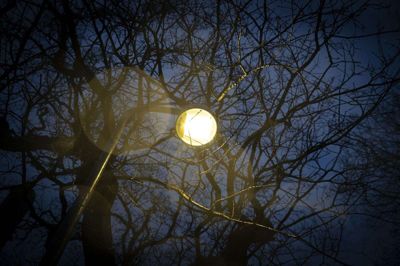 Et enigt plan-og vejudvalget vil redde gadebelyningen i by- og boligområder, mens det fortsat ligger fast, at lyset skal slukkes i industriområder. Foto: Martin Ballund