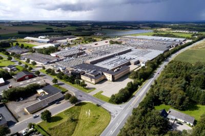 Tvilum har danske afdelinger i både Fårvang (på billedet) og i Kjellerup. Præcis for de påtænkte afskedigelser skal finde sked vides ikke, før forhandlingerne er klaret. Foto: Jakob Stigsen Andersen
