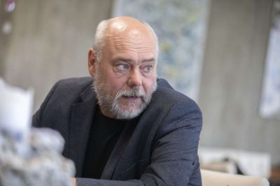 Byrådsmedlem Lars Hansen fra Vium mener, at Johan Brødsgaard fører en vendetta mod de selvejende haller.