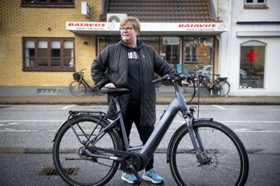 Ann Kirkegaard sparer benzinen på bil nummer to ved at låne en elcykel. Hun overvejer at købe en elcykel, men sådan en koster cirka 15.000-20.000 kroner.