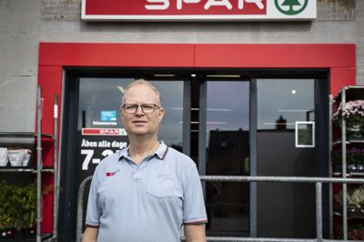 Købmand Jesper Neess Rasmussen fik underskud i seneste regnskabsår, og han tager imod inflationshjælpen med kyshånd. Foto: Martin Ballund