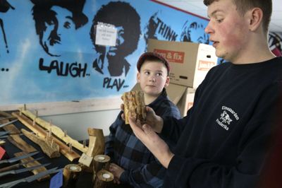 Rasmus Mikkelsen (th) og Morten Lumholdt solgte hjemmelavede trævarer i aftes på Thorning Skole. Der var hjemmelavede knivholdere med indlagte magneter. Der var lysestager og der var knagerækker. Og de to unge mænd havde en god dag i salgsboden.