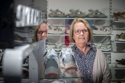 Inge Lau Holm, indehaver af skobutikken Zjoos, blev for tre uger siden ramt af en virus på balancenerven. Hun har fået det bedre fra dag til dag, men hun er stadig ikke helt ovre det.