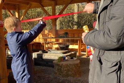 Magnus Ivarsen klipper snoren mens skoleleder Uffe Lilholm holder snoren på plads.