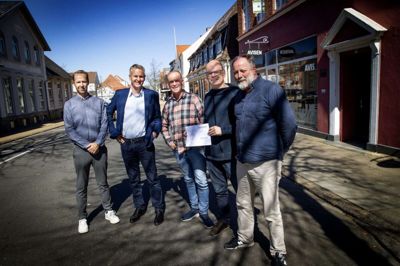 Kjellerup-redaktionen modtog onsdag uventet hæder, da leder af Constructive Institute, Ulrik Haagerup, dukkede op og overrakte redaktionen et gavekort til en god middag. Fra venstre er det Midtjyllands Avis’ nyhedsredaktør Brian Holst, som står for udrulningen af den konstruktive journalistik i Mediehusene Midtjylland, Ulrik Haagerup samt reporterne Morten Hallstrøm, Niels Frydenlund og egnsredaktør Rasmus Viuff. Foto: Jakob Stigsen Andersen