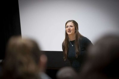 Mette Jensen fortalte om de oplevelser, som hun har haft med kanonslag tæt på. Foto: Jakob Stigsen Andersen