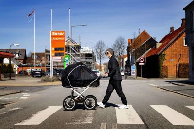Mette Louise Jensen vil sammen med resten af Kjellerup Lokalråd gerne have mere styr på trafiksikkerheden i Kjellerup. Ikke mindst i krydset her: Brogade-Skolegade-Søndergade, der er uoverskueligt for bløde trafikanter. Foto: Jakob Stigsen Andersen