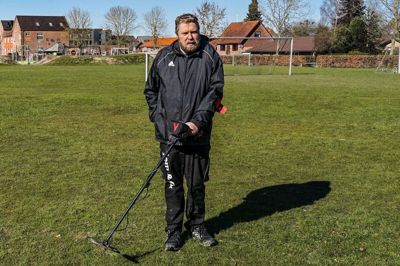 Christian Erfurt har ikke haft sin metaldetektor i særlig lang tid, men hans første reelle fund kan vise sig, at være unikt og måske et danefæ. Foto: Peter Erfurt