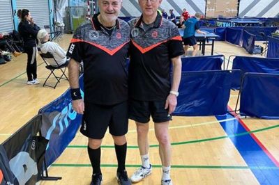 Carsten V. Nielsen og John Møller Poulsen, Kjellerup, har deltaget i DM i bordtennis - og de vandt deres aldersklasse.