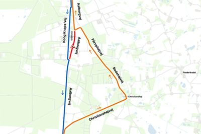 Fra torsdag den 4. maj til mandag den 8. maj bliver trafikanterne sendt ud på en lille omkørselsrute, mens Vejdirektoratet bygger en stitunnel under Aalborgvej syd for Gråmose. Med rødt er markeret der, hvor vejen er spærret. Omkørslen fra nord er blå. Omkørslen fra syd er orange. Kort: Vejdirektoratet