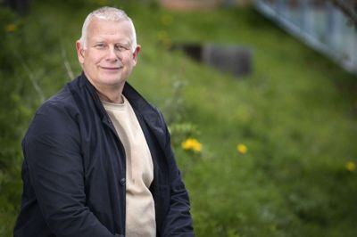 Steen Lauritsen er god til mennesker. Både dem, han betjener som mediekoordinator på Midtjyllands Avis, dem, han tager sig af som omsorgs-person og de, der kommer i hans forretning Lykkefund, som han driver sammen med sin kone Helene.