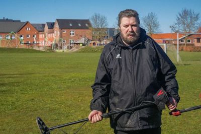 Christian Erfurt fandt et gammelt kors på boldbanen. Korset er hos Museum Silkeborg og på et tidspunkt vil det blive sendt til danefæs-vurdering på Nationalmuseet, der opretter sager for hver enkelt matrikel. Foto: Peter Erfurt