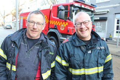 Benny Forsberg og Jan Andersen fra Midtjysk Brand og Redning brugte gerne en lørdag morgen som frivillige for at gøre byen ren.