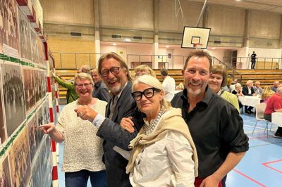 Den Store Klassefest i Kjellerup havde gæster langt væk fra. Her er det fra venstre Liselotte Laustsen, bosat i Holland, Erik Peitersen, Ebeltoft, Gitte Dyrberg, København og Jesper Grønkjær, Aarhus, der her er i gang med at kigge på gamle billeder fra en svunden tid i barndomsbyen Kjellerup. FOTO: ANDERS HARTVIG